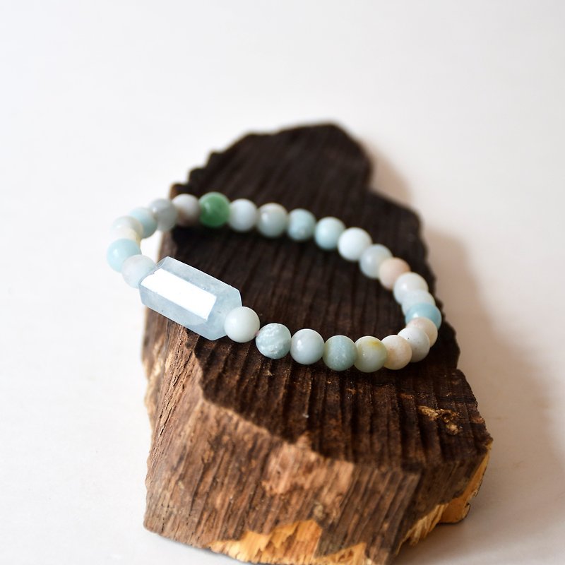 Handmade natural Amazon stone with aquamarine bracelet // natural gems // birthday stone in March - สร้อยข้อมือ - เครื่องเพชรพลอย สีน้ำเงิน