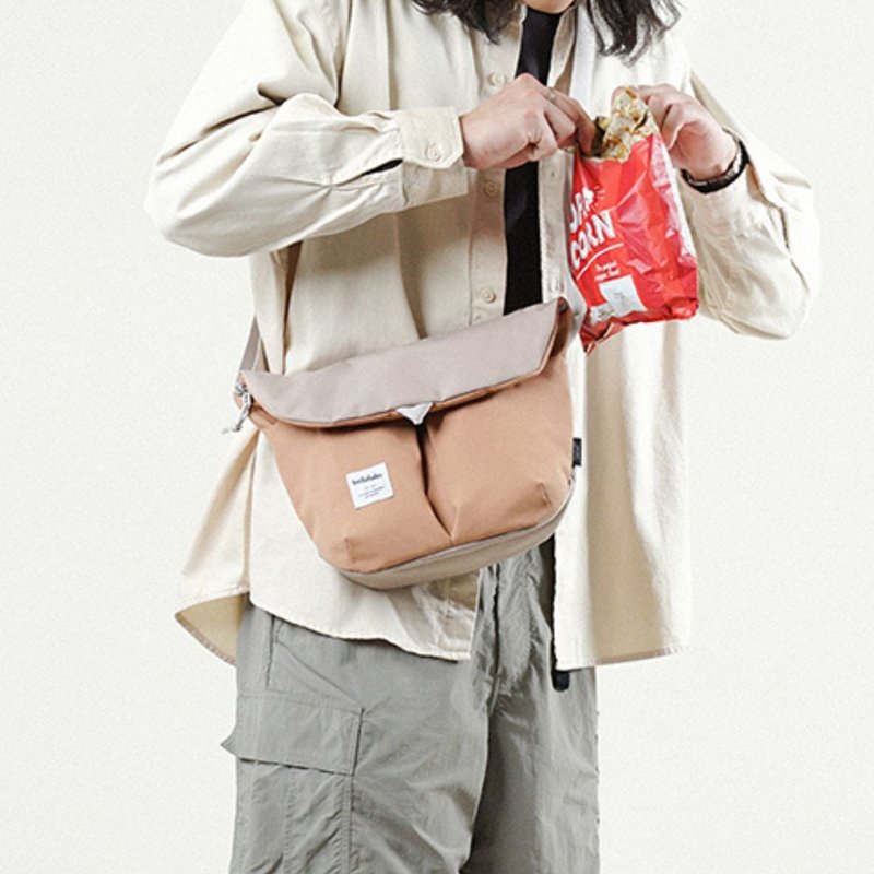 【新色】日常防潑水斜背包L號 KASEN ECO (霧卡其/焦糖) - 側背包/斜背包 - 環保材質 多色