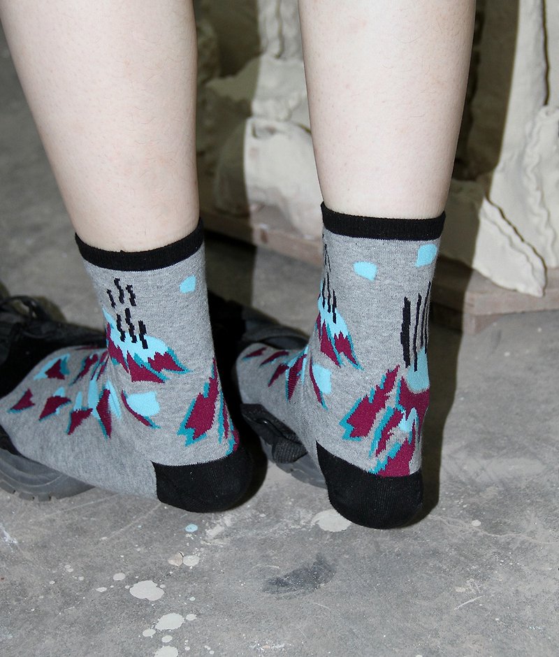 在家旅行--藍色火山灰 Volcano Ash _ 淺灰色花紗中筒襪 休閒襪 - 襪子 - 棉．麻 灰色