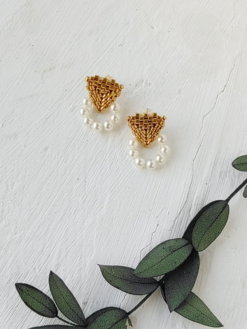 Beaded pearl gold studs, Triangle studs with pearl loop, gold triangle earrings. - ต่างหู - ทอง 24 เค สีทอง