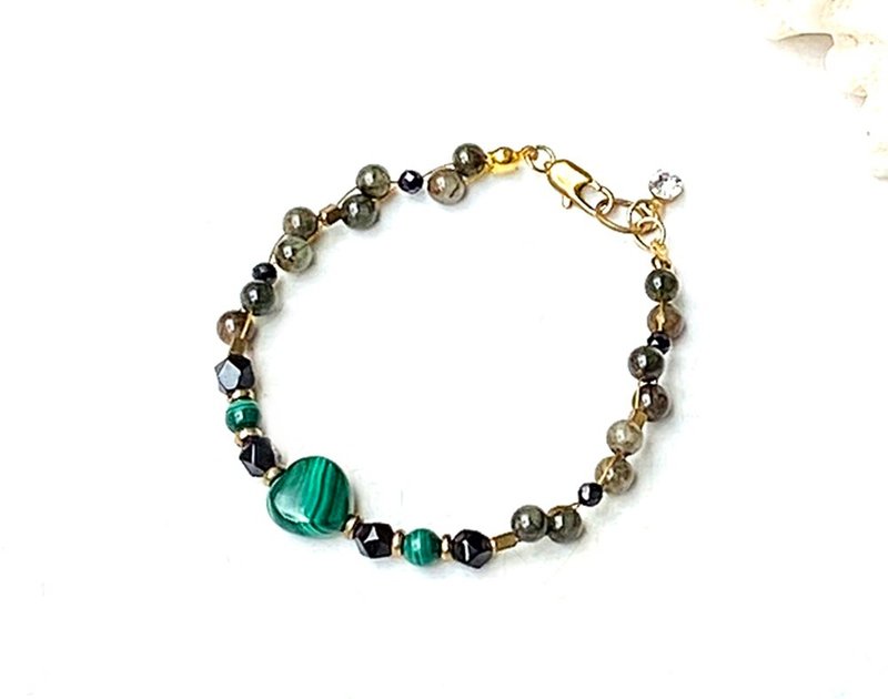 Stone green hair crystal obsidian black spindle Stone love Bronze bracelet protects safe and prosperous career - สร้อยข้อมือ - คริสตัล หลากหลายสี