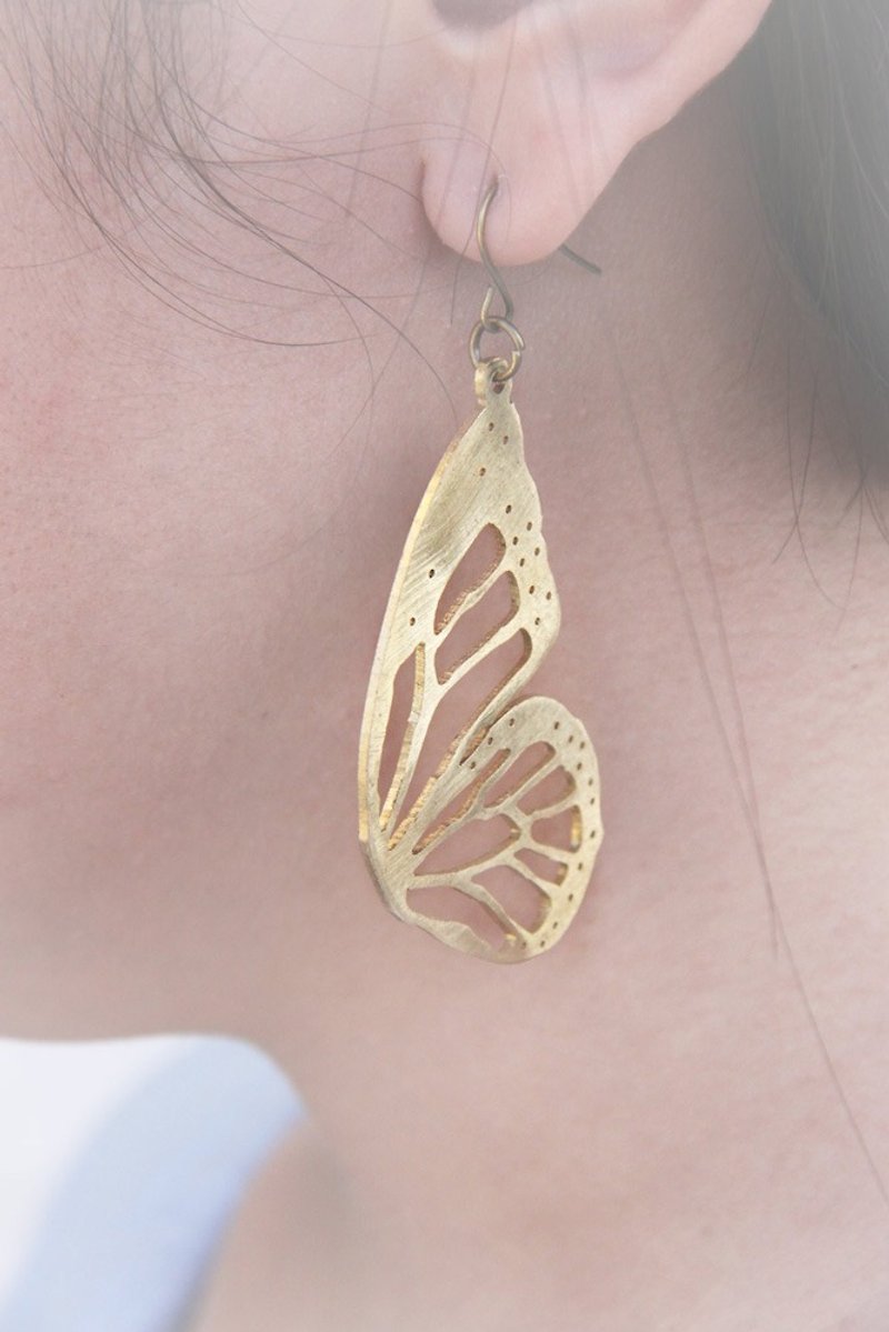 Butterfly Earrings by linen. - 耳環/耳夾 - 銅/黃銅 