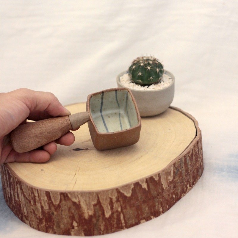 3.2.6. studio: Handmade ceramic tree bowl with wooden handle. - 花瓶/陶器 - 陶 卡其色
