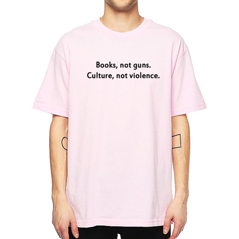 Books Not Guns Culture Not Violence 短袖T恤 淺粉色 春裝文字 - 男 T 恤 - 棉．麻 粉紅色
