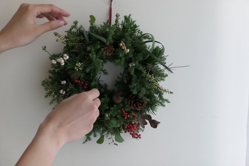 【Good Flowers】Wood tone warm Christmas candlestick wreath - ช่อดอกไม้แห้ง - พืช/ดอกไม้ หลากหลายสี