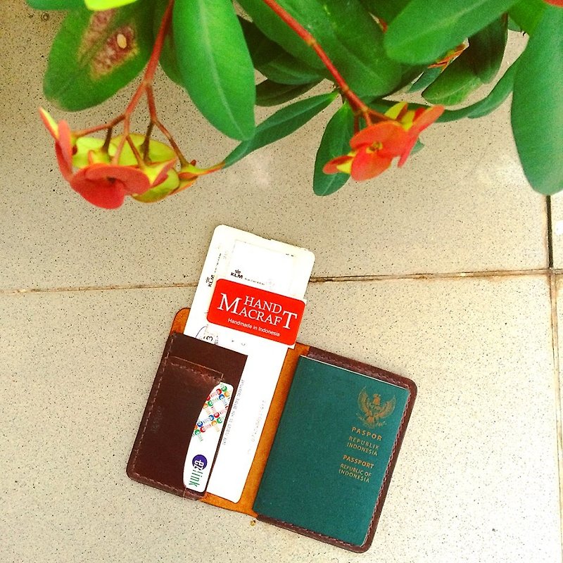 搭乗券とクレジットカード付きのパスポートホルダー（ダークブラウン） - 財布 - 革 
