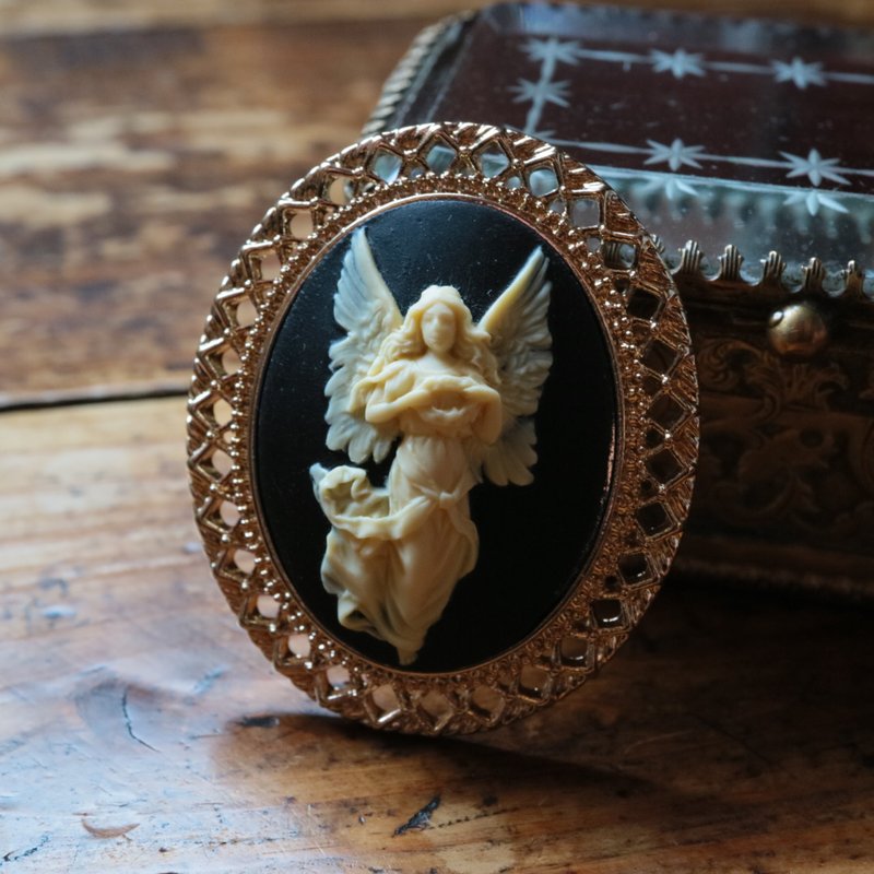 Cameo Brooch Necklace Angel Spreading Wings Black Delicate Angel Fairy Chocolate Card Black Butterfly Girl Maiden Elegant Elegant Classical - เข็มกลัด - วัสดุอื่นๆ สีดำ