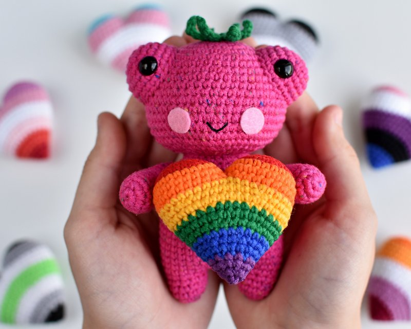 Strawberry frog plush / Pride plush frog / Crochet frog with heart / LGBTQ+ - ตุ๊กตา - ผ้าฝ้าย/ผ้าลินิน 