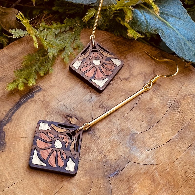 [Tasho Romance] Magnolia Japanese window grille handmade wood inlaid earrings plated with 14K ear hooks resin Clip-On - Earrings & Clip-ons - Wood Brown