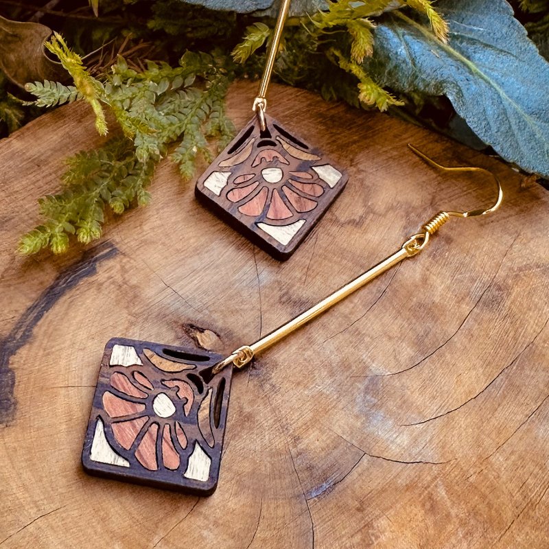 [Tasho Romance] Magnolia Japanese window grille handmade wood inlaid earrings plated with 14K ear hooks resin Clip-On - Earrings & Clip-ons - Wood Brown