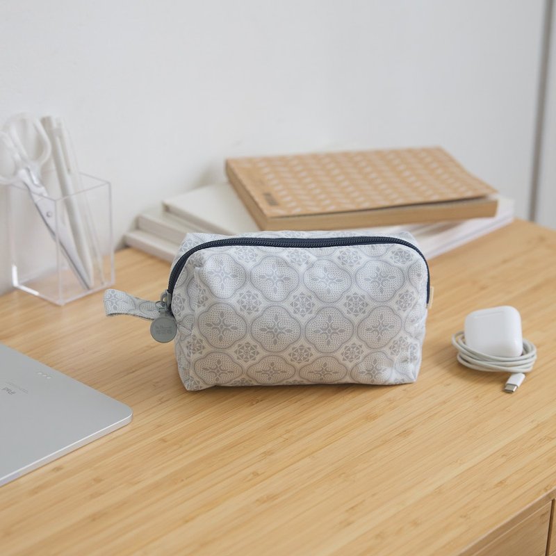 Zipper Cuboid Pouch / Classic New Color / Begonia Glass Pattern / Tranquil Grey - กระเป๋าเครื่องสำอาง - ผ้าฝ้าย/ผ้าลินิน 
