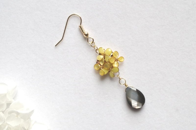 Nail polish flower mimosa and black shell earrings - Earrings & Clip-ons - Other Materials Yellow