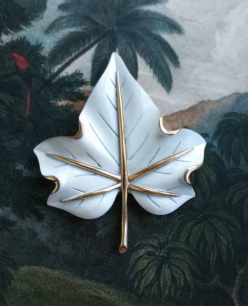 Vintage Jewelry 西洋古董飾品 TRIFARI 白琺瑯 葉子 別針 - 徽章/別針 - 其他金屬 白色