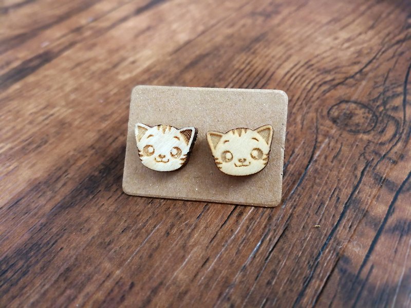 Small Tabby Cat Head Wooden Earrings - ต่างหู - ไม้ สีนำ้ตาล