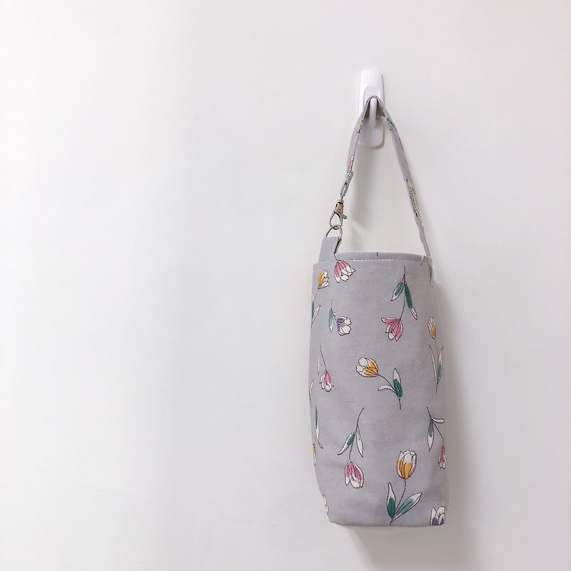 [Snowflake Pear] Tulip Gray Handmade Beverage Bag / Walking Small Bag / Environmental Cup Bag - Other - Cotton & Hemp Multicolor