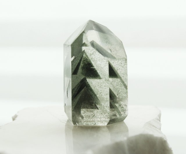 石栽SHIZAI-三層金字塔綠幽靈水晶柱-無底座- 設計館石栽.SHI ZAI 擺飾