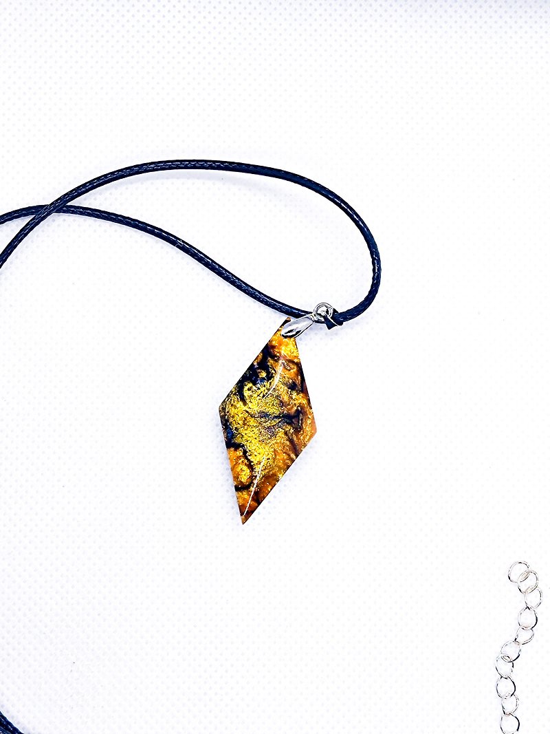 The Golden Carbon - Necklaces - Resin Gold