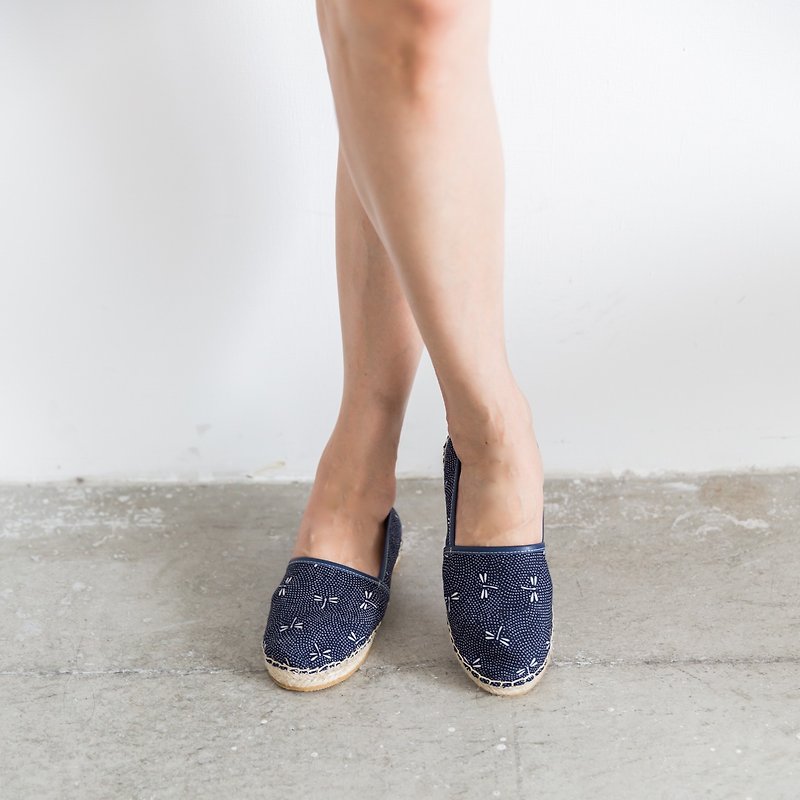 Japanese fabric left and right foot straw shoes - Indigo - รองเท้าลำลองผู้หญิง - ผ้าฝ้าย/ผ้าลินิน สีน้ำเงิน