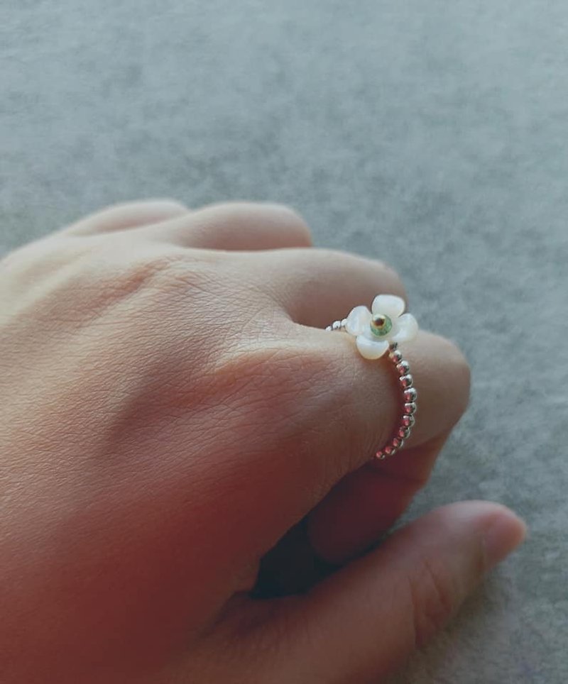 Mother pearl flower with small Bessie beads, 925 sterling silver bead ring (flexible) mother pearl flower ＆ small tourmaline 925 silver ring - แหวนทั่วไป - เครื่องเพชรพลอย ขาว