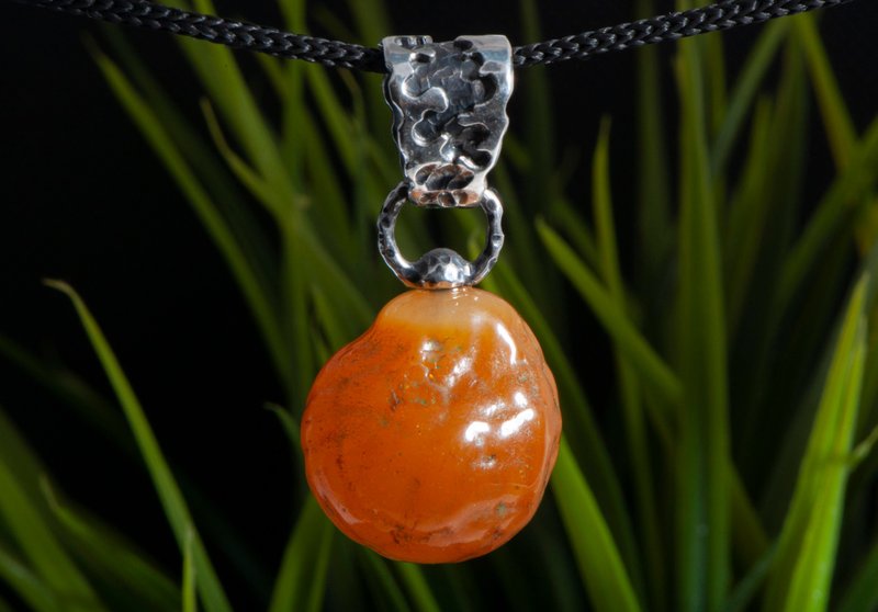 Unique Rare Baltic Amber Pendant with Genuine Untreated Stone Design - สร้อยคอ - เครื่องประดับพลอย สีส้ม