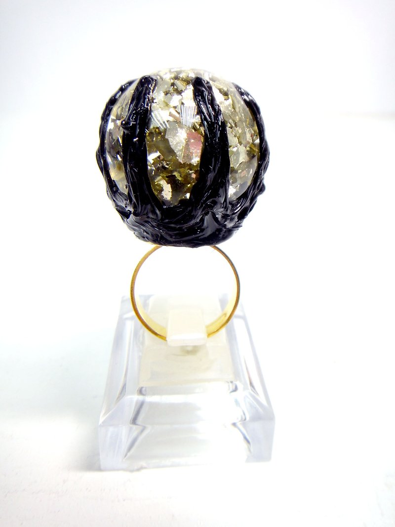 O.B.K 系列 金箔鳥巢玻璃球戒指 銀箔  水晶球 軟膠 黑色 黑暗系 - 戒指 - 玻璃 金色