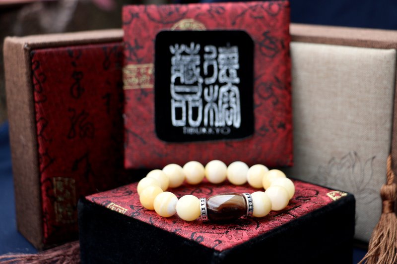半精工花絲硨磲 12mm 會有自然的蟲裂 台北客製化串珠設計 黃硨磲 - 手鍊/手環 - 貝殼 