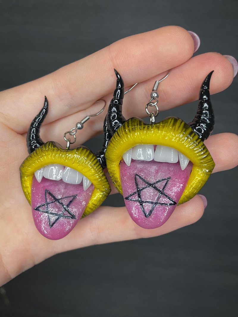 Earrings. Yellow demonic lips with horns. - ต่างหู - ดินเหนียว 