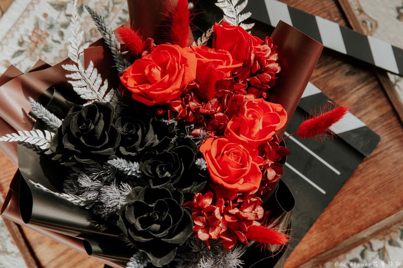 撞色花束/黑玫瑰花束/紅玫瑰花束/不凋花花束/永生花花束/不凋花 - 乾燥花/永生花 - 植物．花 黑色