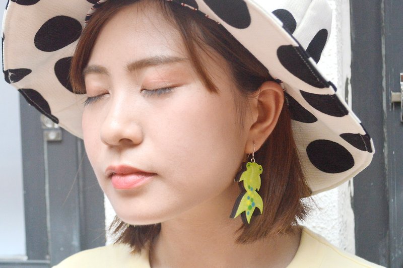 I am a fish green illusion goldfish shape double-sided painted color earrings ear clips hand-painted wooden - ต่างหู - ไม้ สีเขียว