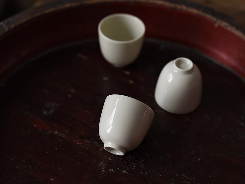 ナチュラルグラスアッシュグレーズミルクホワイトティーカップ手作りの匂いのカップ茗小さなお茶カップ - グラス・コップ - 磁器 