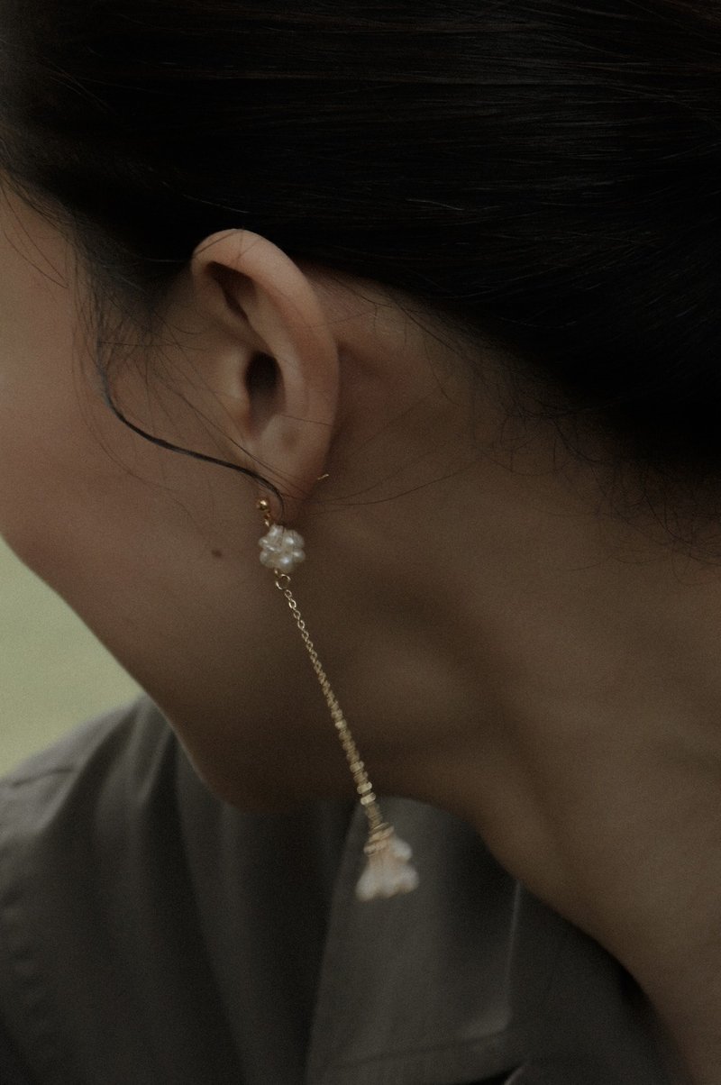 皇家線花耳環/耳夾 耳夾耳環 飾品推薦 樹脂可愛飾品 925純銀耳針 - 耳環/耳夾 - 樹脂 白色