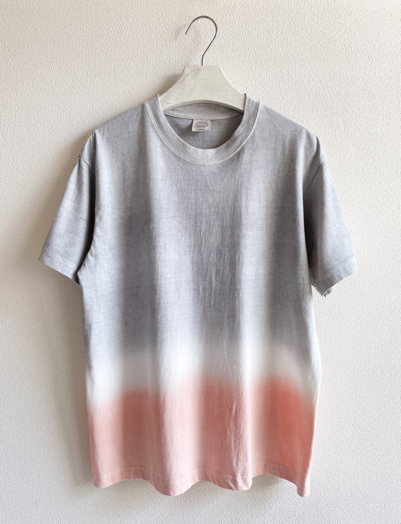 ナチュラルな Tropical Time 優しく淡いグレーとピンクに泥染したオーガニックコットンTシャツ - 女 T 恤 - 棉．麻 粉紅色