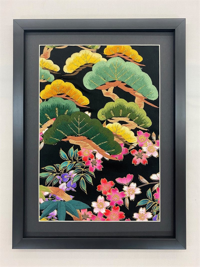 きものアート82　色打掛　着物リメイク　黒　松　花柄　アートフレーム　新築祝い　プレゼント　和インテリア　贈答品 - ポスター・絵 - 刺しゅう糸 ブラック