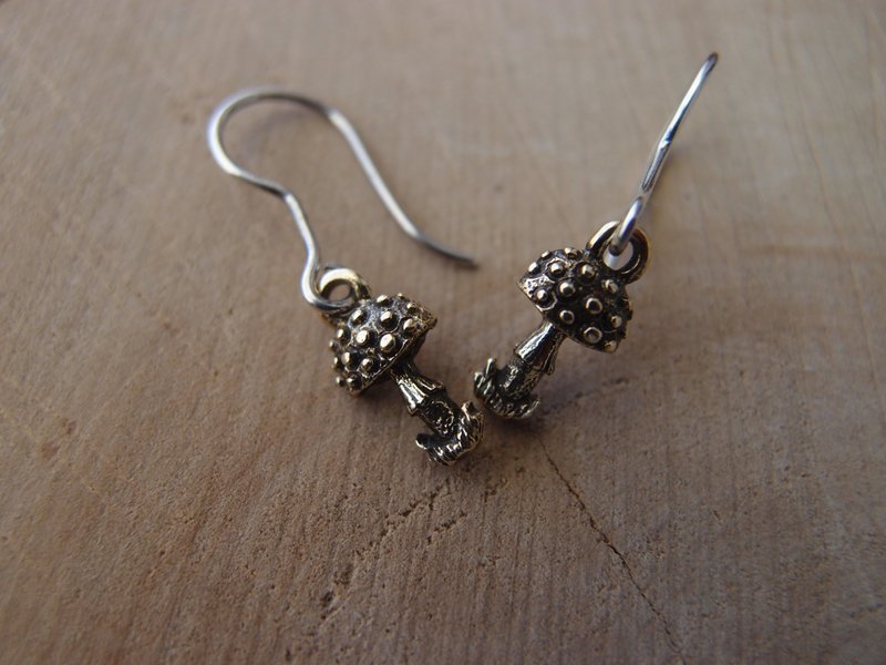 Fly agaric mushrooms bronze small Earrings - ต่างหู - ทองแดงทองเหลือง สีทอง