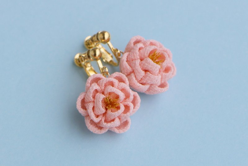 Pure Silk Gentle Camellia Clip-On Pink Tsumami Crafts Japanese Yukata Kimono Round Rose Rose Swaying Swaying - Earrings & Clip-ons - Silk Pink