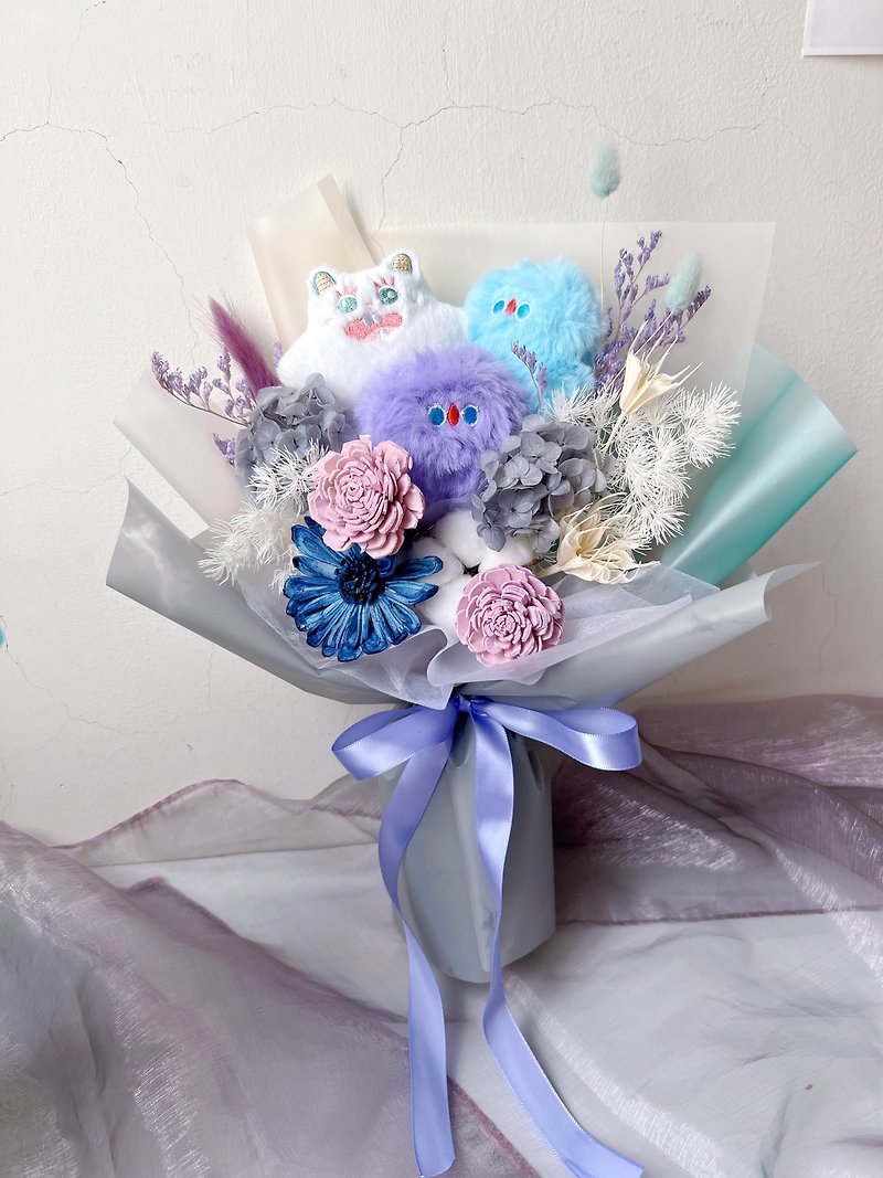【Graduation Bouquet】flower-of-life monster bouquet doll bouquet birthday - ช่อดอกไม้แห้ง - พืช/ดอกไม้ สีน้ำเงิน