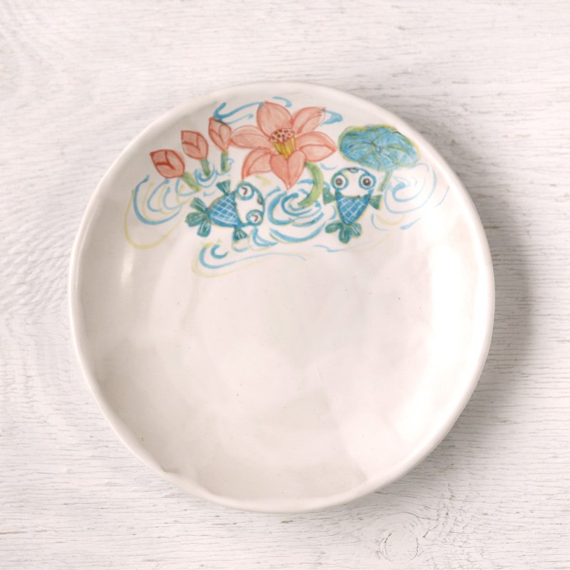 Colored flat plate with a blue goldfish playing with a lotus flower - จานและถาด - ดินเผา สีน้ำเงิน