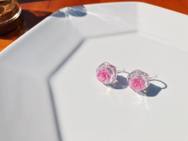 摺紙飾品—冰冷 紙玫瑰—粉紅柔嫩—貼耳 耳環 - 耳環/耳夾/耳骨夾 - 樹脂 粉紅色