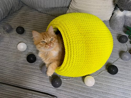 Rufiki-Masters Crochet pattern cat house in PDF format with a photo.