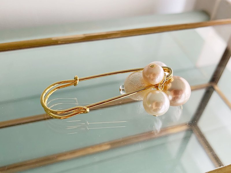 Colorful pearl beads and stall pins - ผ้าพันคอ - พลาสติก ขาว