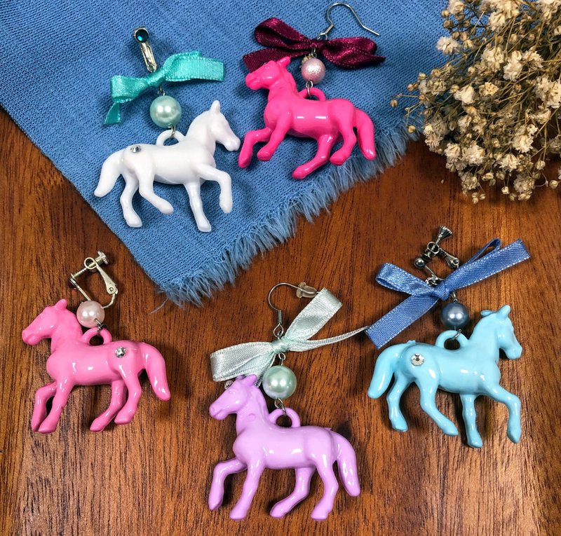 耳畔的散步 小馬耳環 耳夾 / 蝴蝶結款 - 耳環/耳夾/耳骨夾 - 壓克力 多色