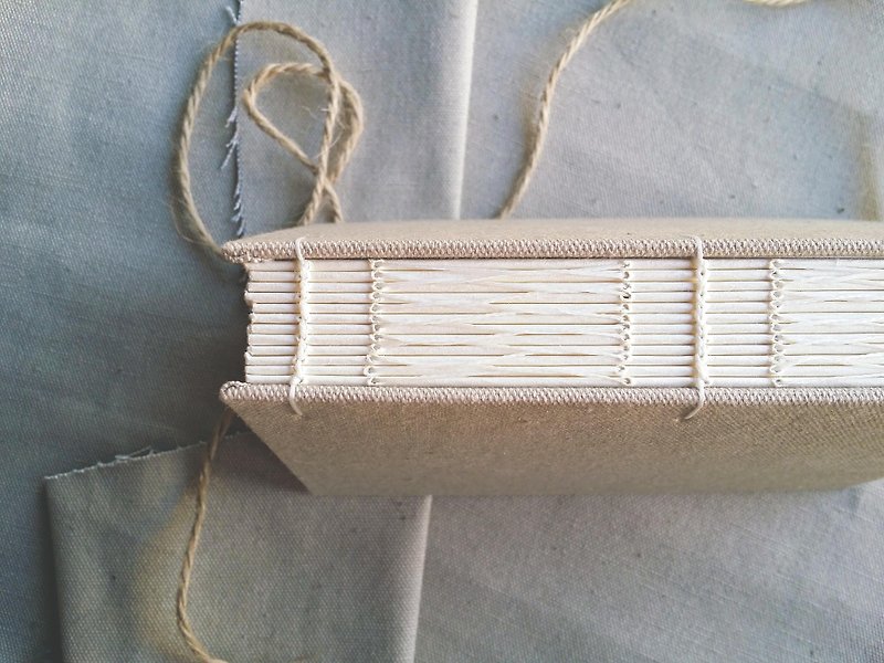 Simple Linen Coptic thread-bound book customized Valentine’s Day gift - สมุดบันทึก/สมุดปฏิทิน - กระดาษ สีนำ้ตาล