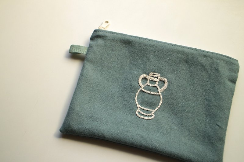 Daily Objects 009 Double-Eared Vase/Hand-Embroidered Universal Zipper Bag Pen Bag - กระเป๋าเครื่องสำอาง - ผ้าฝ้าย/ผ้าลินิน สีน้ำเงิน