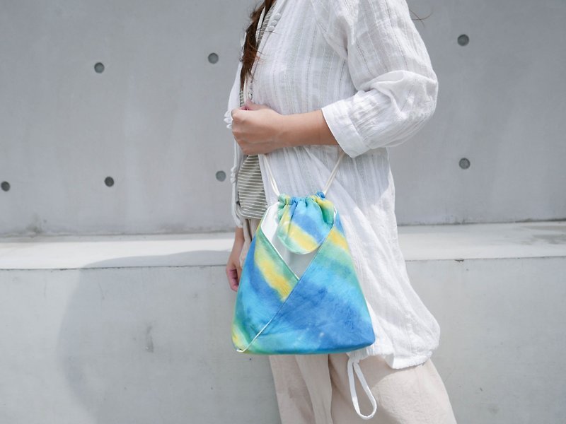 : 湖光 : 日式和服包 水桶包 側背包 斜背包 手染 渲染 禮物 - 側背包/斜孭袋 - 棉．麻 藍色