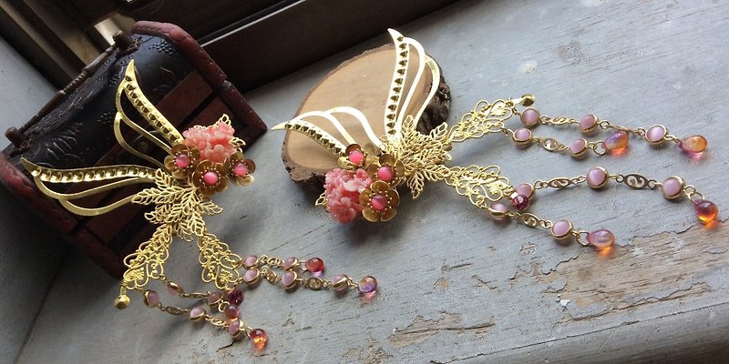Meow ~ Chinese hand-made wind butterfly hairpin (spring clip) / Bronze color and the original silver-plated Bronze - Hair Accessories - Other Materials Pink