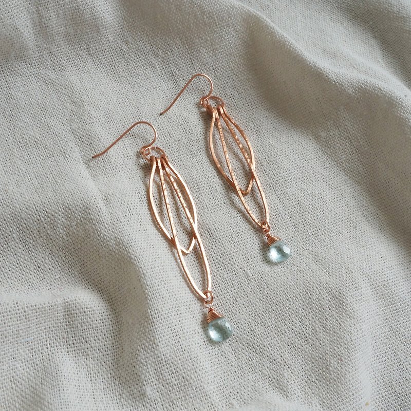 Handmade copper earrings - blue crystal ring fine leaves non-oxidative discoloration - ต่างหู - โลหะ สีทอง