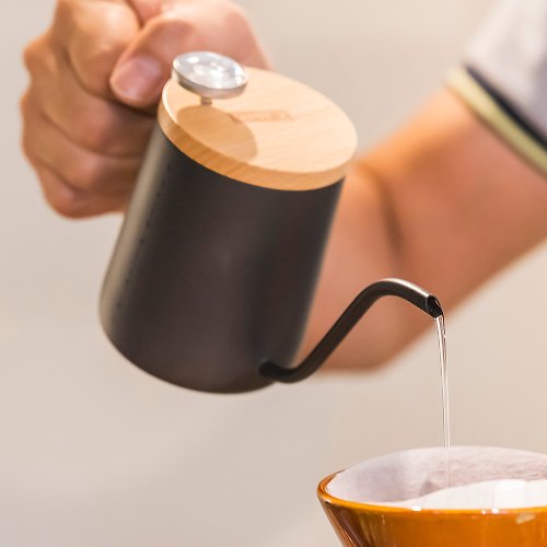A-IDIO 咖啡器具 A-IDIO人文手沖壺350ml(含溫度計、木蓋)- 魅力黑