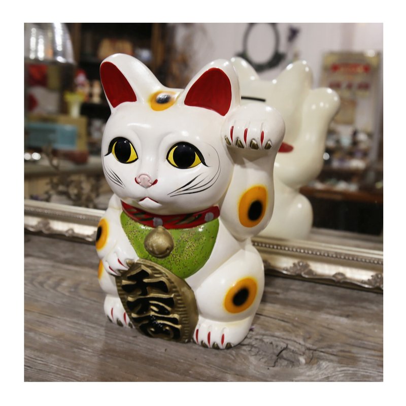 Japanese Antique. Showa Period. Ceramic Maneki-neko (Beckoning Cat). White. Left Paw Raised. Symbolizing Good Fortune and Welcoming Customers. - กระปุกออมสิน - ดินเผา 