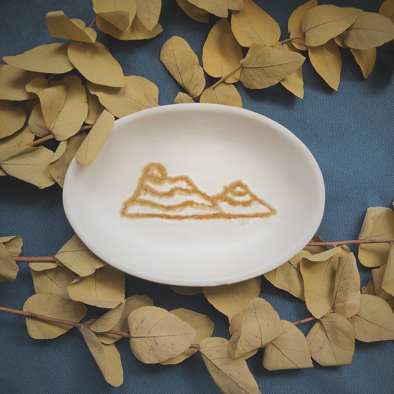 山の中に描かれた楕円形の小さなプレート - 皿・プレート - 陶器 ブラウン