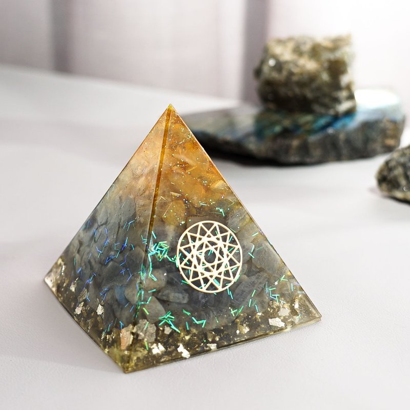 預訂【金髮晶、拉長石】奧根水晶能量金字塔Orgonite 6x6 cm - 擺飾/家飾品 - 水晶 多色